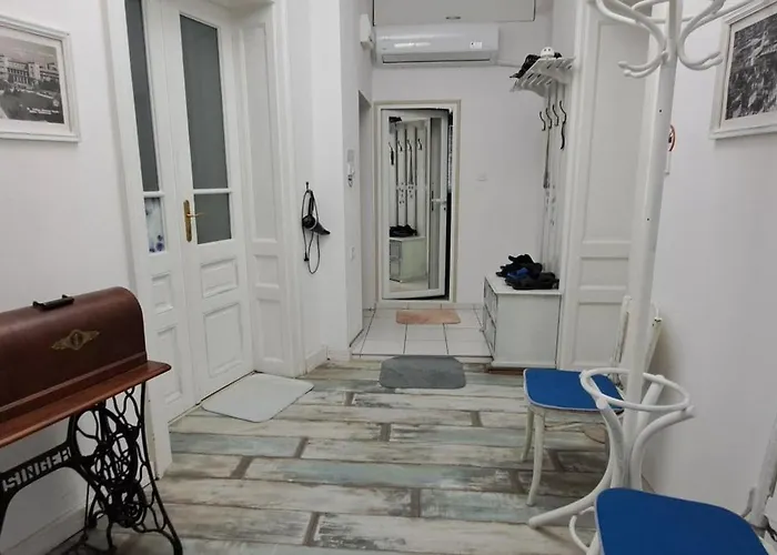 Modern And Old Base Apartamento